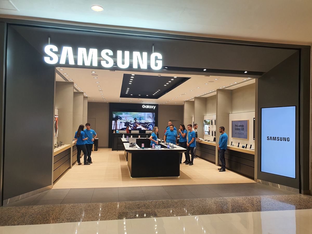 Fachada de uma loja Samsung Brand Store operada pelo Grupo Prosperus, com balcões de exposição dos produtos Galaxy