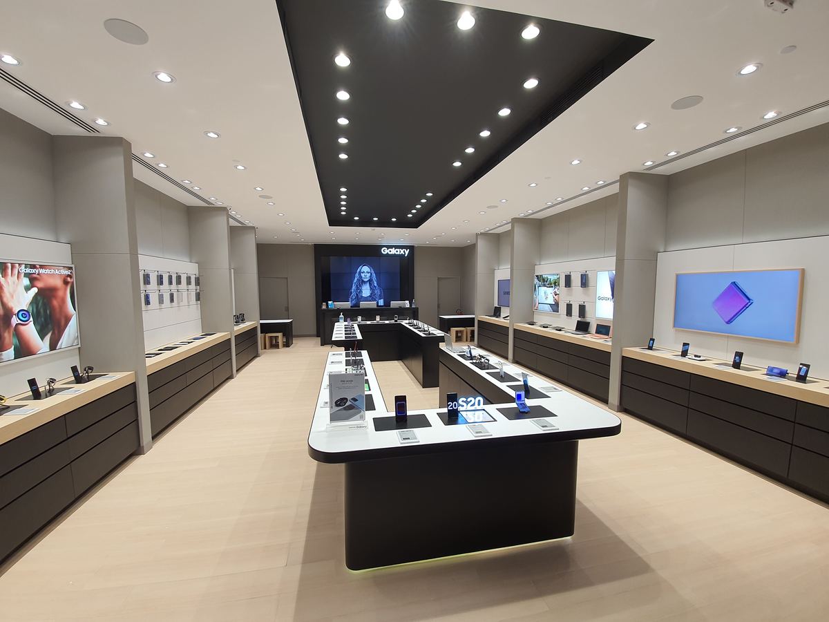 Interior de uma loja Samsung Brand Store operada pelo Grupo Prosperus, com mesas de experimentação dos produtos Galaxy